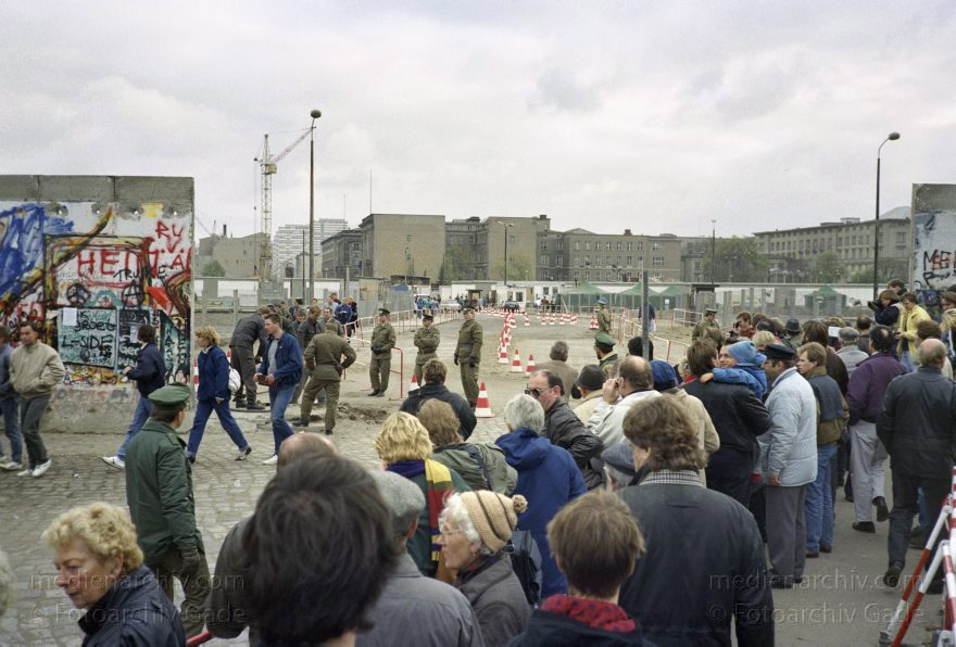 Berlin. Geöffnete Berliner Mauer beim Potsdamer Platz
14. 11. 1989. Berlin. Geöffnete Berliner Mauer beim Potsdamer Platz zwischen Tiergarten und Mitte. DDR Grenze. Grenzsoldaten und Schaulustige.
Schlüsselwörter: Berlin;berlin wall;Berliner Mauer;DDR;GDR;Germany;Grenze;Ostberlin;Potsdamer Platz;1989;Westberlin