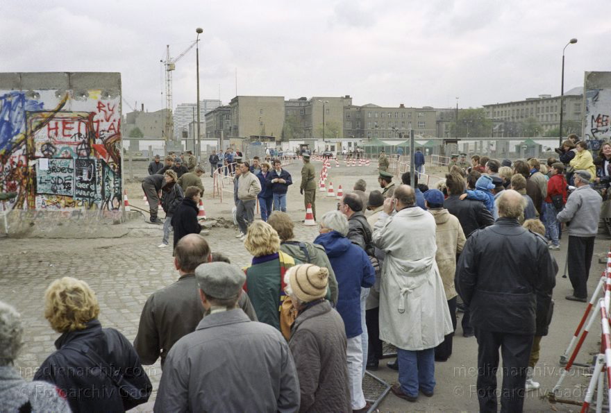 Berlin. Geöffnete Berliner Mauer beim Potsdamer Platz
14. 11. 1989. Berlin. Geöffnete Berliner Mauer beim Potsdamer Platz zwischen Tiergarten und Mitte. DDR Grenze. Grenzsoldaten und Schaulustige.
Schlüsselwörter: Berlin;berlin wall;Berliner Mauer;DDR;GDR;Germany;Grenze;Ostberlin;Potsdamer Platz;1989;Westberlin