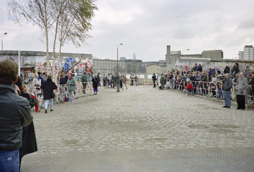 Berlin. Geöffnete Berliner Mauer beim Potsdamer Platz
14. 11. 1989. Berlin. Geöffnete Berliner Mauer beim Potsdamer Platz zwischen Tiergarten und Mitte. DDR Grenze. Grenzsoldaten und Schaulustige.
Schlüsselwörter: Berlin;berlin wall;Berliner Mauer;DDR;GDR;Germany;Grenze;Ostberlin;Potsdamer Platz;1989;Westberlin