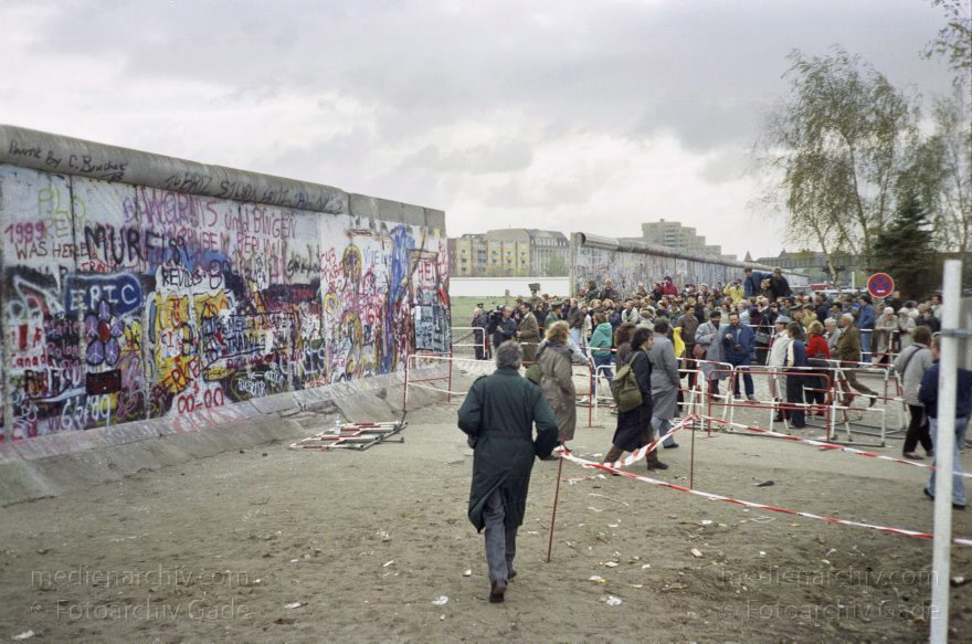 Berlin. Geöffnete Berliner Mauer beim Potsdamer Platz
14. 11. 1989. Berlin. Geöffnete Berliner Mauer beim Potsdamer Platz zwischen Tiergarten und Mitte. DDR Grenze. Grenzsoldaten und Schaulustige.
Schlüsselwörter: Berlin;berlin wall;Berliner Mauer;DDR;GDR;Germany;Grenze;Ostberlin;Potsdamer Platz;1989;Westberlin