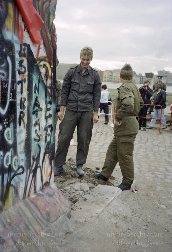 Berlin. Geöffnete Berliner Mauer beim Potsdamer Platz
14. 11. 1989. Berlin. Geöffnete Berliner Mauer beim Potsdamer Platz zwischen Tiergarten und Mitte. DDR Grenze. Grenzsoldaten und Schaulustige.
Schlüsselwörter: Berlin;berlin wall;Berliner Mauer;DDR;GDR;Germany;Grenze;Ostberlin;Potsdamer Platz;1989;Westberlin