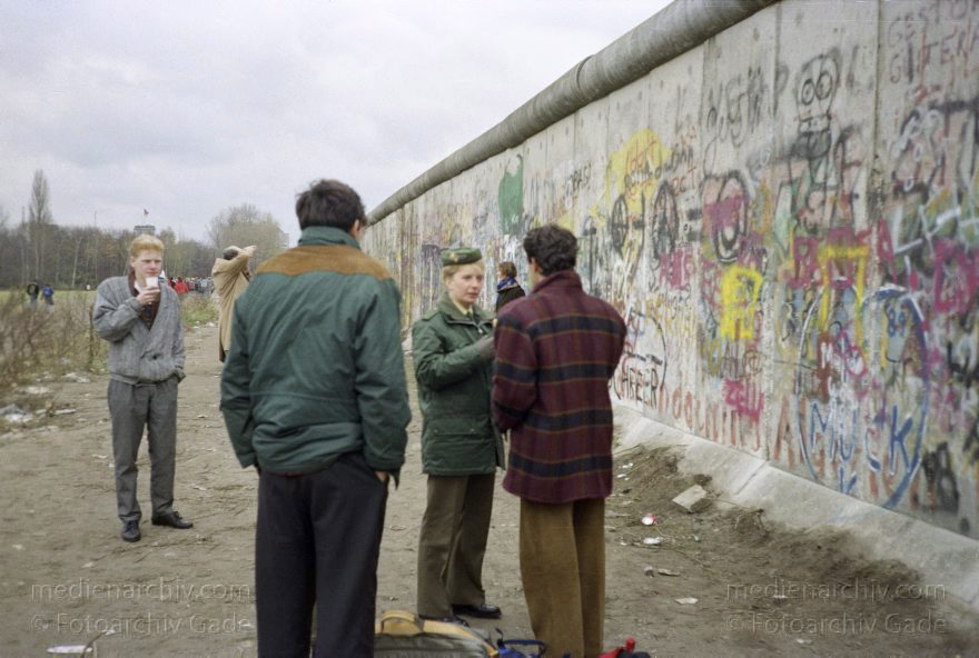 Berlin. Berliner Mauer beim Potsdamer Platz
14. 11. 1989. Berlin. Berliner Mauer beim Potsdamer Platz zwischen Tiergarten und Mitte. DDR Grenze. Schaulustige im Gespräch mit einer Polizistin
Schlüsselwörter: Berlin;berlin wall;Berliner Mauer;DDR;GDR;Germany;Grenze;Ostberlin;Polizei;Potsdamer Platz;1989;Westberlin