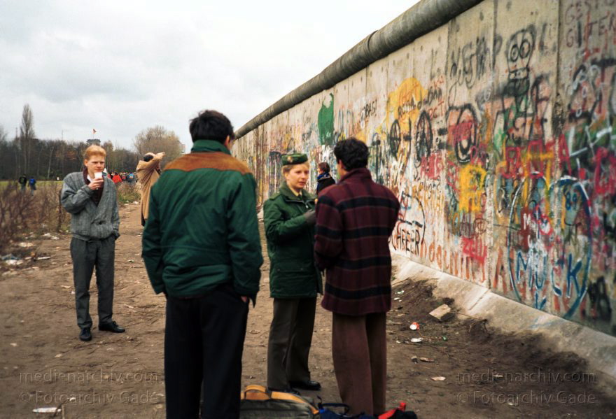 Berlin. Tiergarten. Berliner Mauer. Verkauf von belegten Broten
14. November 1989. Berlin. Mitte. Tiergarten. Berliner Mauer. Verkauf von belegten Broten
Schlüsselwörter: Berlin;berlin wall;Berliner Mauer;DDR;DDR Grenze;Deutsche Demokratische Republik;Deutschland;GDR;Germany;Grenze;iron curtain;Mitte;Ostberlin;Ostzone;1989;Potsdamer Platz