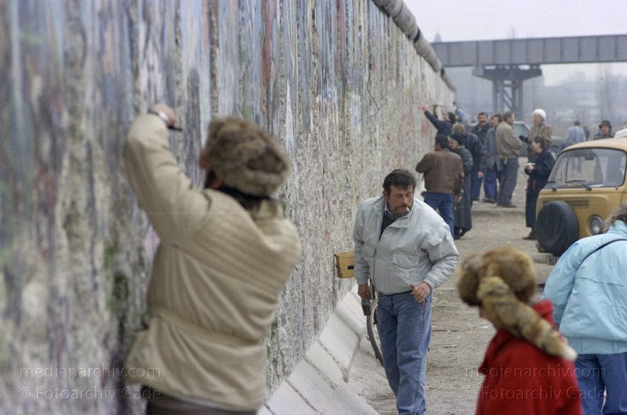 Berlin. Berliner Mauer zwischen Tiergarten und Mitte.
3. 1. 1990. Berlin. Berliner Mauer zwischen Tiergarten und Mitte beim Potsdamer Platz. DDR Grenze. Mauerspechte. Menschen brechen Mauerstücke als Erinnerungsstücke aus der Mauer
Schlüsselwörter: Berlin;berlin wall;Berliner Mauer;DDR;GDR;Germany;Grenze;Mauerspecht;Mitte;Ostberlin;1990;Potsdamer Platz