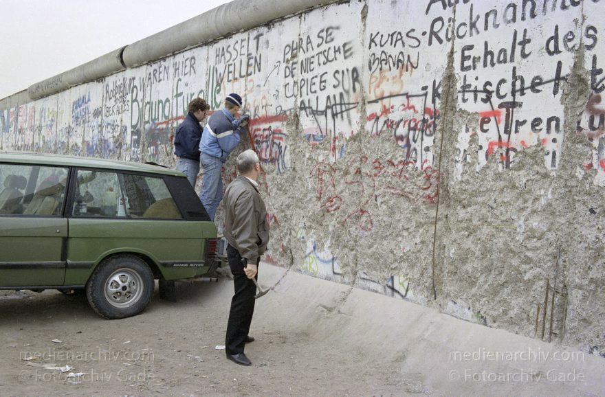 Berlin. Berliner Mauer zwischen Tiergarten und Mitte.
3. 1. 1990. Berlin. Berliner Mauer zwischen Tiergarten und Mitte beim Potsdamer Platz. DDR Grenze. Mauerspechte. Menschen brechen Mauerstücke als Erinnerungsstücke aus der Mauer
Schlüsselwörter: Berlin;berlin wall;Berliner Mauer;DDR;GDR;Germany;Grenze;Mitte;Ostberlin;1990;Potsdamer Platz