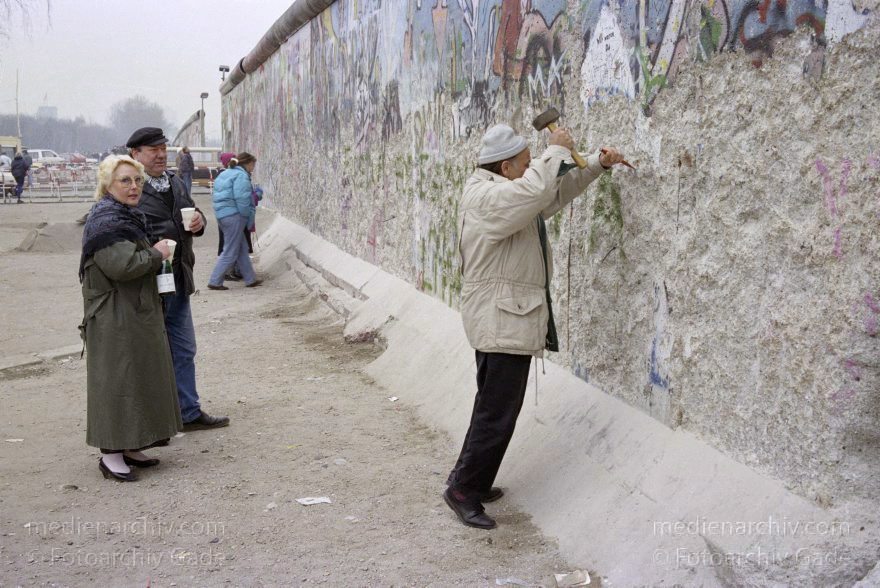 Berlin. Berliner Mauer zwischen Tiergarten und Mitte.
3. 1. 1990. Berlin. Berliner Mauer zwischen Tiergarten und Mitte beim Potsdamer Platz. DDR Grenze. Mauerspechte. Menschen brechen Mauerstücke als Erinnerungsstücke aus der Mauer
Schlüsselwörter: Berlin;berlin wall;Berliner Mauer;DDR;GDR;Germany;Grenze;Mauerspecht;Mitte;Ostberlin;1990;Potsdamer Platz