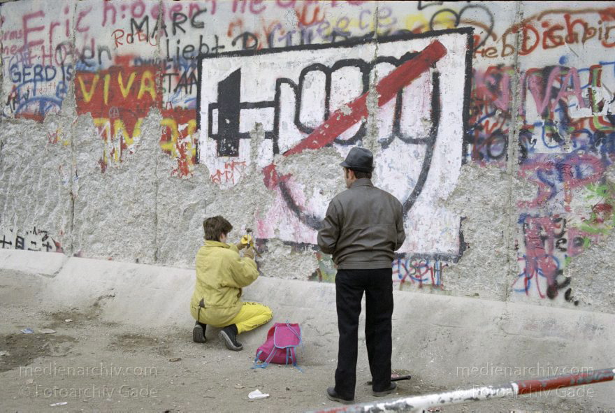 Berlin. Berliner Mauer zwischen Tiergarten und Mitte.
3. 1. 1990. Berlin. Berliner Mauer zwischen Tiergarten und Mitte beim Potsdamer Platz. DDR Grenze. Mauerspechte. Menschen brechen Mauerstücke als Erinnerungsstücke aus der Mauer
Schlüsselwörter: Berlin;berlin wall;Berliner Mauer;DDR;GDR;Germany;Grenze;Mauerspecht;Mitte;Ostberlin;1990;Potsdamer Platz