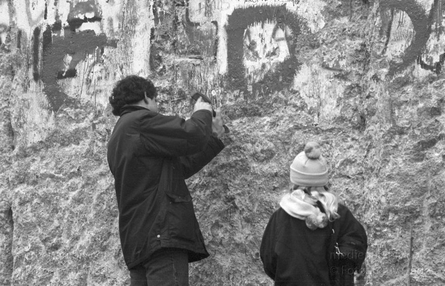 Berlin. Berliner Mauer zwischen Tiergarten und Mitte.
3. 1. 1990. Berlin. Berliner Mauer zwischen Tiergarten und Mitte beim Potsdamer Platz. DDR Grenze. Mauerspechte. Menschen brechen Mauerstücke als Erinnerungsstücke aus der Mauer
Schlüsselwörter: Berlin;berlin wall;Berliner Mauer;DDR;GDR;Germany;Grenze;Mauerspecht;Mitte;Ostberlin;1990;Potsdamer Platz