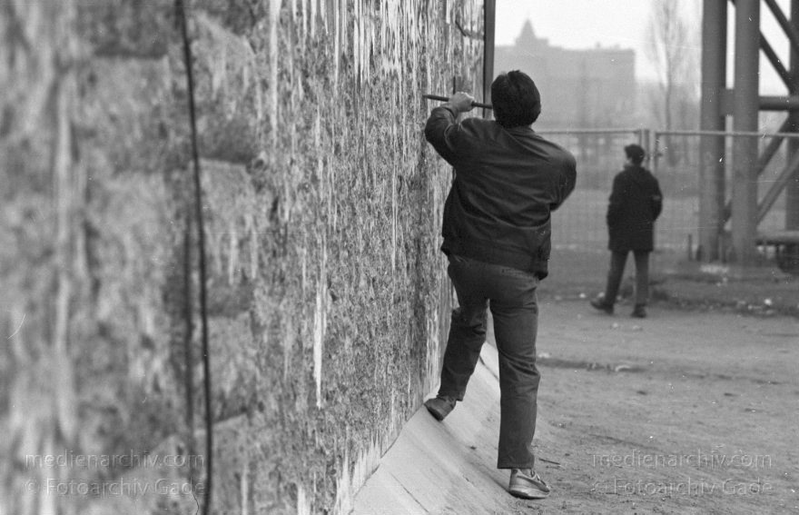 Berlin. Berliner Mauer zwischen Tiergarten und Mitte.
3. 1. 1990. Berlin. Berliner Mauer zwischen Tiergarten und Mitte beim Potsdamer Platz. DDR Grenze. Mauerspechte. Menschen brechen mit Hammer und Meißel Mauerstücke als Erinnerungsstücke aus der Mauer
Schlüsselwörter: Berlin;berlin wall;Berliner Mauer;DDR;GDR;Germany;Grenze;Mauerspecht;Mitte;Ostberlin;1990;Potsdamer Platz