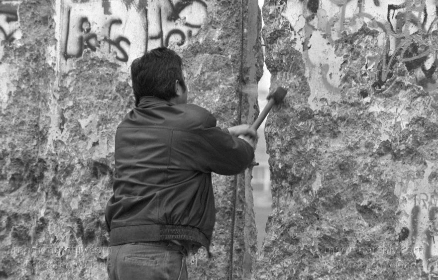 Berlin. Berliner Mauer zwischen Tiergarten und Mitte.
3. 1. 1990. Berlin. Berliner Mauer zwischen Tiergarten und Mitte beim Potsdamer Platz. DDR Grenze. Mauerspechte. Menschen brechen mit Hammer und Meißel Mauerstücke als Erinnerungsstücke aus der Mauer
Schlüsselwörter: Berlin;berlin wall;Berliner Mauer;DDR;GDR;Germany;Grenze;Mauerspecht;Mitte;Ostberlin;1990;Potsdamer Platz