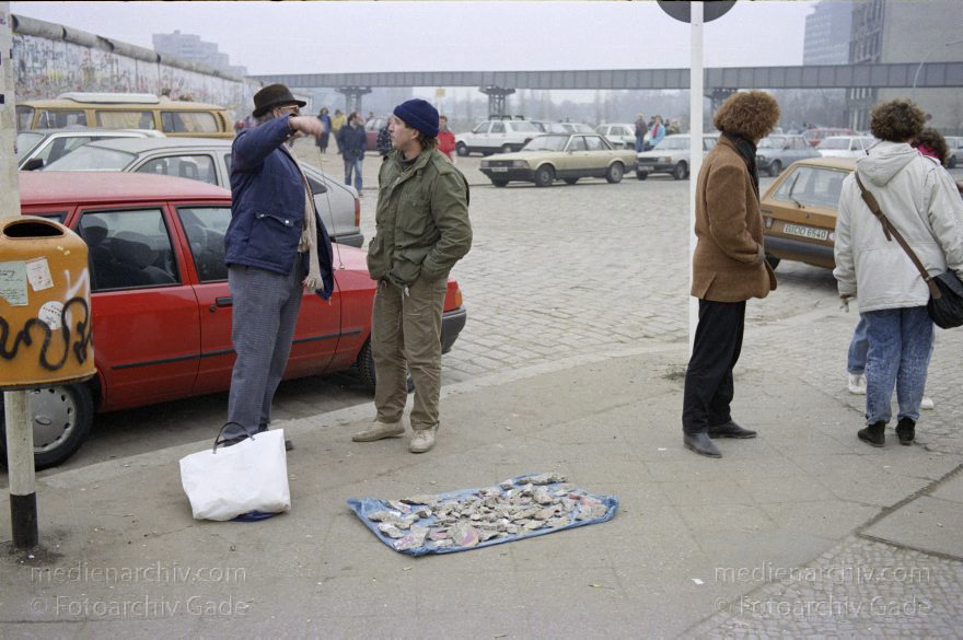 Berlin. Berliner Mauer zwischen Tiergarten und Mitte.
3. 1. 1990. Berlin. Berliner Mauer zwischen Tiergarten und Mitte beim Potsdamer Platz. DDR Grenze. Mauerspechte. Verkauf von Mauerstücken zur Erinnerung
Schlüsselwörter: Berlin;berlin wall;Berliner Mauer;DDR;GDR;Germany;Grenze;Mitte;Ostberlin;1990;Potsdamer Platz