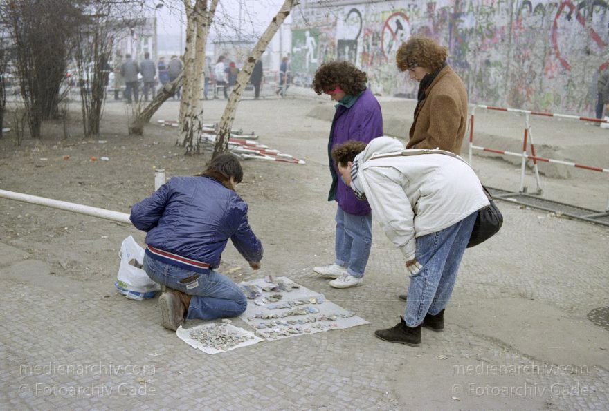 Berlin. Berliner Mauer zwischen Tiergarten und Mitte.
3. 1. 1990. Berlin. Berliner Mauer zwischen Tiergarten und Mitte beim Potsdamer Platz. DDR Grenze. Mauerspechte. Verkauf von Mauerstücken zur Erinnerung
Schlüsselwörter: Berlin;berlin wall;Berliner Mauer;DDR;GDR;Germany;Grenze;Mitte;Ostberlin;1990;Potsdamer Platz