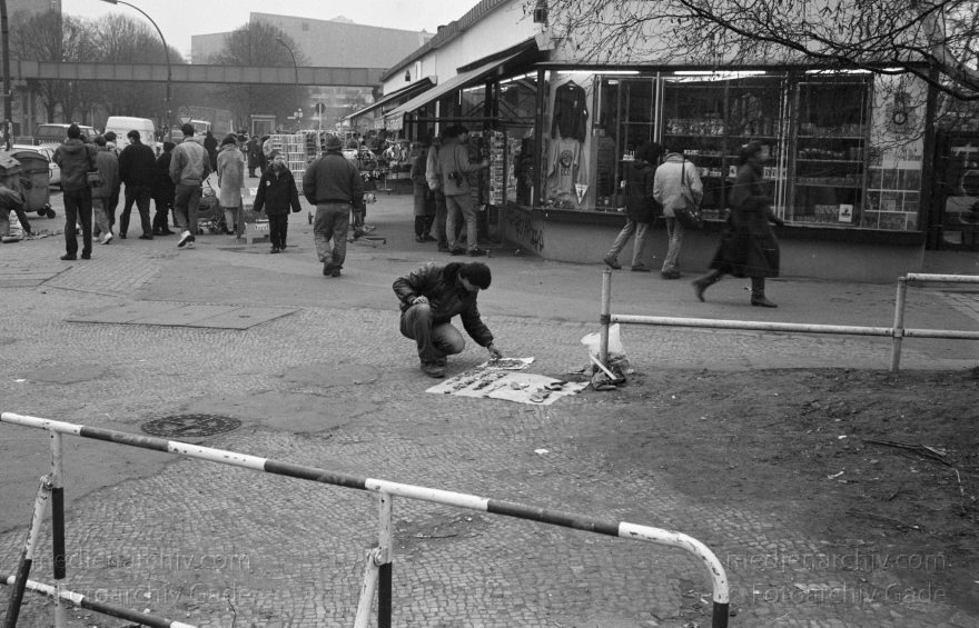 Berlin. Berliner Mauer zwischen Tiergarten und Mitte.
3. 1. 1990. Berlin. Berliner Mauer zwischen Tiergarten und Mitte beim Potsdamer Platz. DDR Grenze. Mauerspechte. Verkauf von Mauerstücken zur Erinnerung
Schlüsselwörter: Berlin;berlin wall;Berliner Mauer;DDR;GDR;Germany;Grenze;Mitte;Ostberlin;1990;Potsdamer Platz