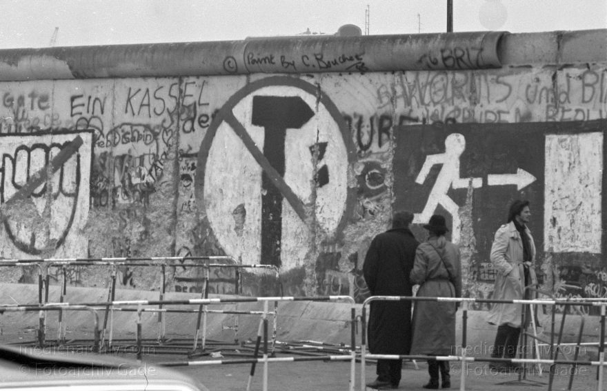 Berlin. Berliner Mauer zwischen Tiergarten und Mitte.
3. 1. 1990. Berlin. Berliner Mauer zwischen Tiergarten und Mitte beim Potsdamer Platz. DDR Grenze.
Schlüsselwörter: Berlin;berlin wall;Berliner Mauer;DDR;GDR;Germany;Grenze;Mitte;Ostberlin;1990;Potsdamer Platz