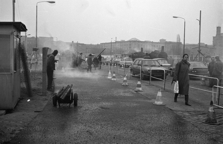 Berlin. Berliner Mauer zwischen Tiergarten und Mitte.
3. 1. 1990. Berlin. Öffnung in der Berliner Mauer zwischen Tiergarten und Mitte. DDR Grenze. Die Straße wird geteert.
Schlüsselwörter: Berlin;berlin wall;Berliner Mauer;DDR;GDR;Germany;Grenze;Grenzübergang;Mitte;Ostberlin;Potsdamer Platz;1990;Straßenbau