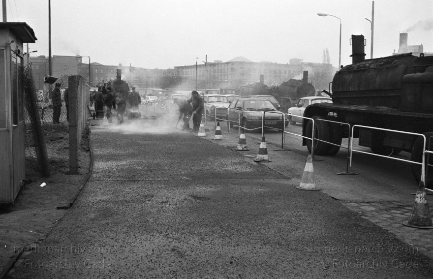 Berlin. Berliner Mauer zwischen Tiergarten und Mitte.
3. 1. 1990. Berlin. Öffnung in der Berliner Mauer zwischen Tiergarten und Mitte. DDR Grenze. Die Straße wird geteert.
Schlüsselwörter: Berlin;berlin wall;Berliner Mauer;DDR;GDR;Germany;Grenze;Grenzübergang;Mitte;Ostberlin;Potsdamer Platz;1990;Straßenbau