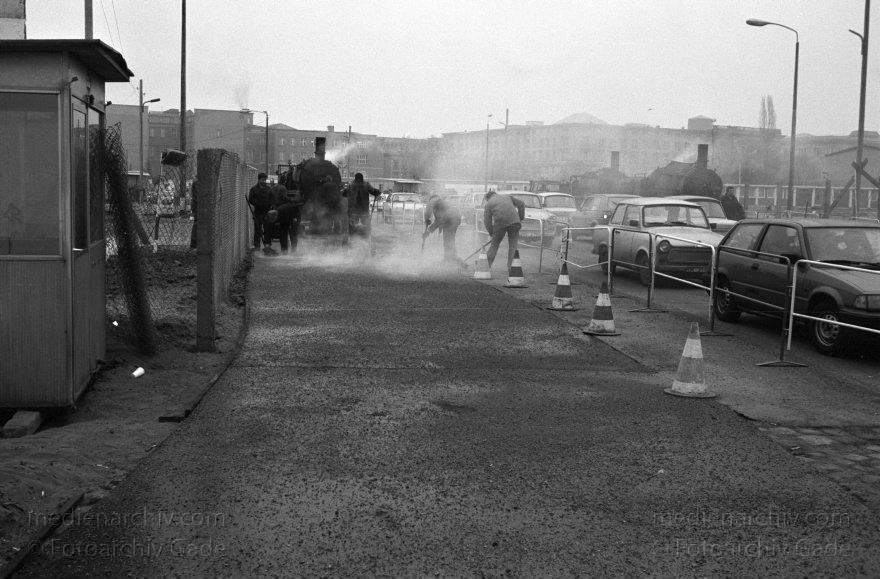 Berlin. Berliner Mauer zwischen Tiergarten und Mitte.
3. 1. 1990. Berlin. Öffnung in der Berliner Mauer zwischen Tiergarten und Mitte. DDR Grenze. Die Straße wird geteert.
Schlüsselwörter: Berlin;berlin wall;Berliner Mauer;DDR;GDR;Germany;Grenze;Grenzübergang;Mitte;Ostberlin;Potsdamer Platz;1990;Straßenbau