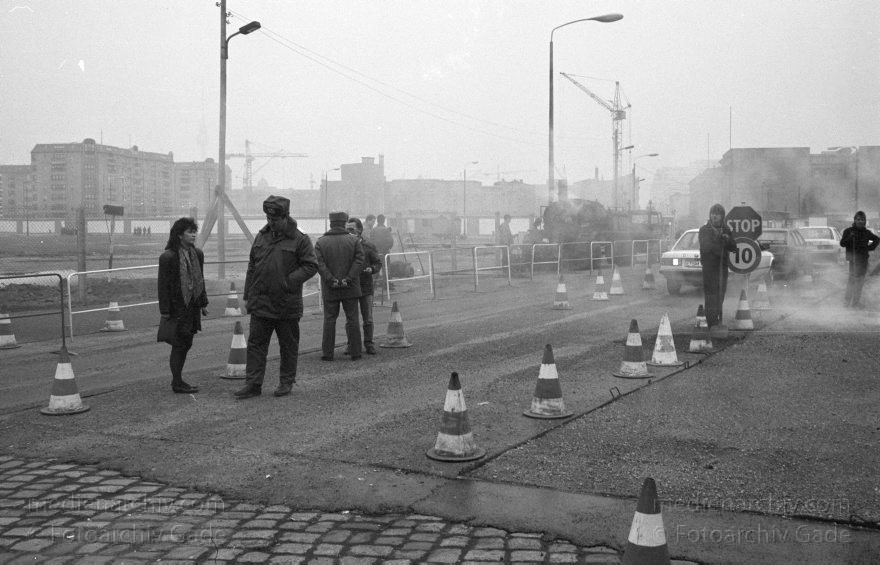 Berlin. Berliner Mauer zwischen Tiergarten und Mitte.
3. 1. 1990. Berlin. Öffnung in der Berliner Mauer zwischen Tiergarten und Mitte. DDR Grenze. Die Straße wird geteert.
Schlüsselwörter: Berlin;berlin wall;Berliner Mauer;DDR;GDR;Germany;Grenze;Grenzposten;Grenzübergang;Grepo;Mitte;Ostberlin;1990;Potsdamer Platz
