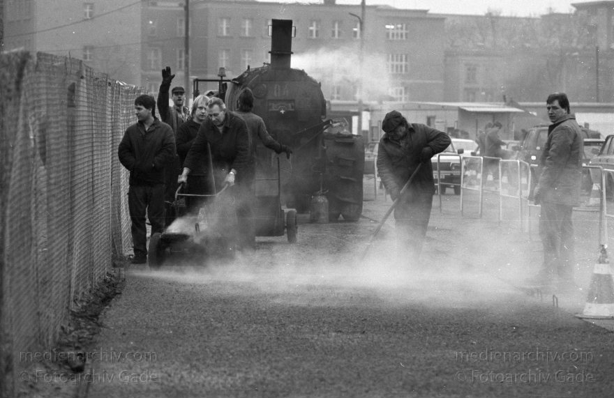 Berlin. Berliner Mauer zwischen Tiergarten und Mitte.
3. 1. 1990. Berlin. Öffnung in der Berliner Mauer zwischen Tiergarten und Mitte. DDR Grenze. Die Straße wird geteert.
Schlüsselwörter: Berlin;berlin wall;Berliner Mauer;DDR;GDR;Germany;Grenze;Grenzübergang;Mitte;Ostberlin;Potsdamer Platz;1990;Straßenbau