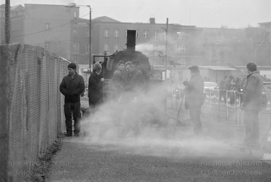 Berlin. Berliner Mauer zwischen Tiergarten und Mitte.
3. 1. 1990. Berlin. Öffnung in der Berliner Mauer zwischen Tiergarten und Mitte. DDR Grenze. Die Straße wird geteert.
Schlüsselwörter: Berlin;berlin wall;Berliner Mauer;DDR;GDR;Germany;Grenze;Grenzübergang;Mitte;Ostberlin;Potsdamer Platz;1990;Straßenbau