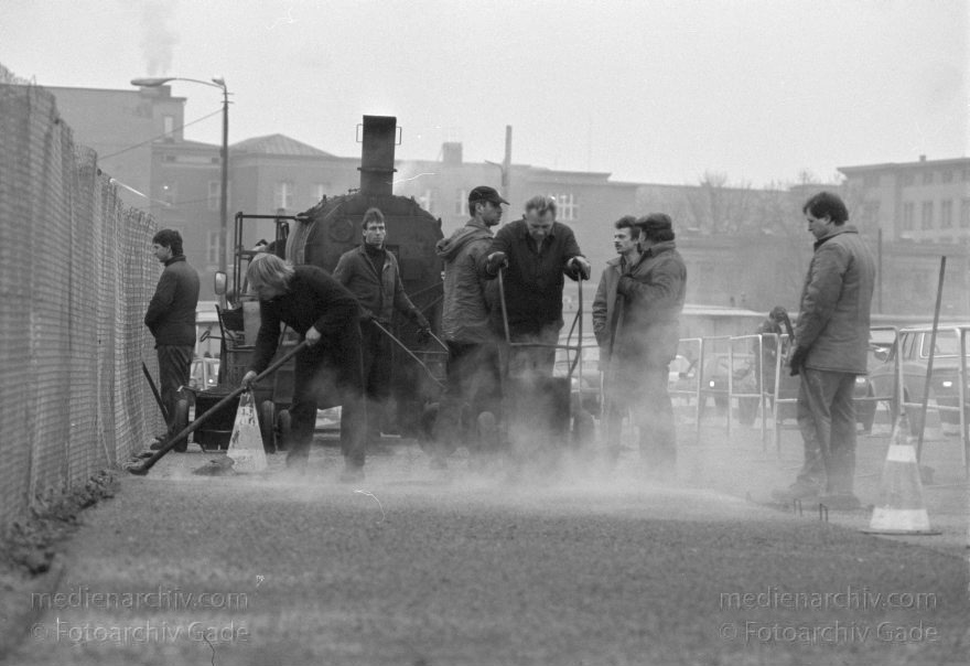 Berlin. Berliner Mauer zwischen Tiergarten und Mitte.
3. 1. 1990. Berlin. Öffnung in der Berliner Mauer zwischen Tiergarten und Mitte. DDR Grenze. Die Straße wird geteert.
Schlüsselwörter: Berlin;berlin wall;Berliner Mauer;DDR;GDR;Germany;Grenze;Grenzübergang;Mitte;Ostberlin;Potsdamer Platz;1990;Straßenbau