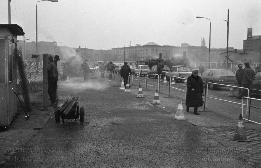Berlin. Berliner Mauer zwischen Tiergarten und Mitte.
3. 1. 1990. Berlin. Öffnung in der Berliner Mauer zwischen Tiergarten und Mitte. DDR Grenze. Die Straße wird geteert.
Schlüsselwörter: Berlin;berlin wall;Berliner Mauer;DDR;GDR;Germany;Grenze;Grenzübergang;Mitte;Ostberlin;1990;Potsdamer Platz