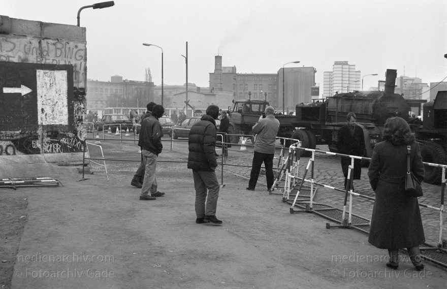 Berlin. Berliner Mauer zwischen Tiergarten und Mitte.
3. 1. 1990. Berlin. Öffnung in der Berliner Mauer zwischen Tiergarten und Mitte. DDR Grenze. Die Straße wird geteert.
Schlüsselwörter: Berlin;berlin wall;Berliner Mauer;DDR;GDR;Germany;Grenze;Grenzübergang;Mitte;Ostberlin;1990;Potsdamer Platz