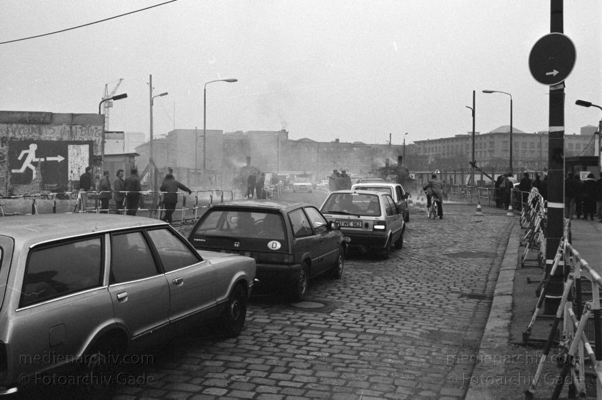 Berlin. Berliner Mauer zwischen Tiergarten und Mitte.
3. 1. 1990. Berlin. Öffnung in der Berliner Mauer zwischen Tiergarten und Mitte. DDR Grenze. Autos fahren über die Grenze. Die Straße wird geteert.
Schlüsselwörter: Berlin;berlin wall;Berliner Mauer;DDR;GDR;Germany;Grenze;Grenzübergang;Mitte;Ostberlin;1990;Potsdamer Platz