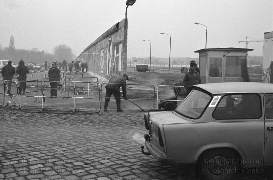 Berlin. Berliner Mauer zwischen Tiergarten und Mitte.
3. 1. 1990. Berlin. Öffnung in der Berliner Mauer zwischen Tiergarten und Mitte. DDR Grenze. Die Straße wird geteert. Autos fahren über die Grenze.
Schlüsselwörter: Berlin;berlin wall;Berliner Mauer;DDR;GDR;Germany;Grenze;Grenzübergang;Mitte;Ostberlin;Potsdamer Platz;Trabant;1990;Trabbi
