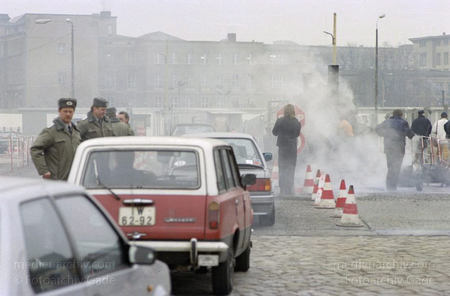 Berlin. Berliner Mauer zwischen Tiergarten und Mitte.
3. 1. 1990. Berlin. Öffnung in der Berliner Mauer zwischen Tiergarten und Mitte. DDR Grenze. Die Straße wird geteert. Autos fahren über die Grenze.
Schlüsselwörter: Berlin;berlin wall;Berliner Mauer;DDR;GDR;Germany;Grenze;Grenzübergang;Mitte;Ostberlin;1990;Potsdamer Platz