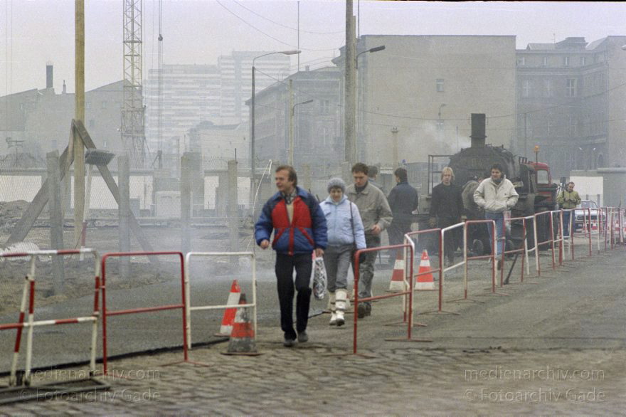 Berlin. Berliner Mauer zwischen Tiergarten und Mitte.
3. 1. 1990. Berlin. Öffnung in der Berliner Mauer zwischen Tiergarten und Mitte. DDR Grenze. Die Straße wird geteert.
Schlüsselwörter: Berlin;berlin wall;Berliner Mauer;DDR;GDR;Germany;Grenze;Grenzübergang;Mitte;Ostberlin;Potsdamer Platz;1990;Straßenbau