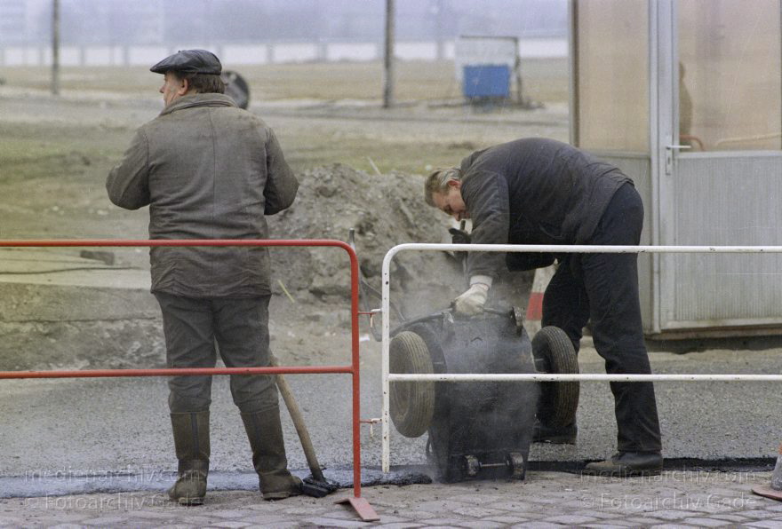 Berlin. Berliner Mauer zwischen Tiergarten und Mitte.
3. 1. 1990. Berlin. Öffnung in der Berliner Mauer zwischen Tiergarten und Mitte. DDR Grenze. Die Straße wird geteert.
Schlüsselwörter: Berlin;Berlin Wall;Berliner Mauer;DDR;GDR;Germany;Grenze;Grenzübergang;Mitte;Potsdamer Platz;1990;Straßenbau