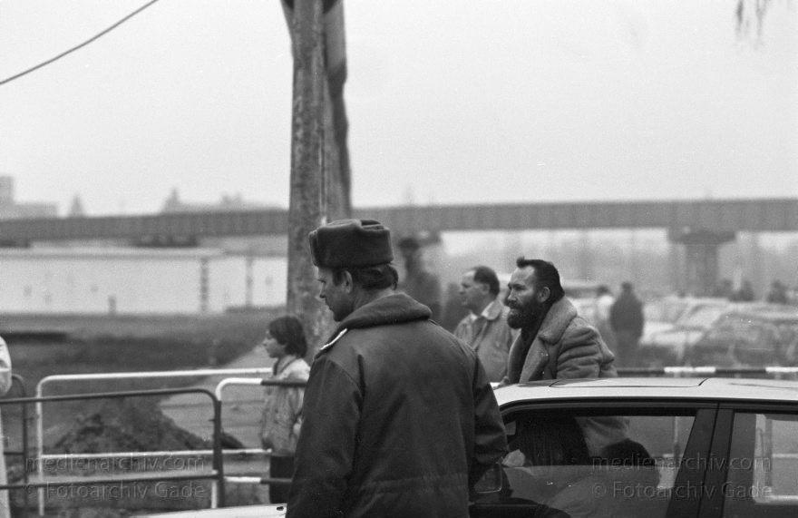 Berlin. Berliner Mauer zwischen Tiergarten und Mitte.
3. 1. 1990. Berlin. Öffnung in der Berliner Mauer zwischen Tiergarten und Mitte. DDR Grenze. Grenzposten. Autos fahren über die Grenze.
Schlüsselwörter: Berlin;berlin wall;Berliner Mauer;DDR;GDR;Germany;Grenze;Grenzposten;Grenzübergang;Grepo;Mitte;Ostberlin;1990;Potsdamer Platz