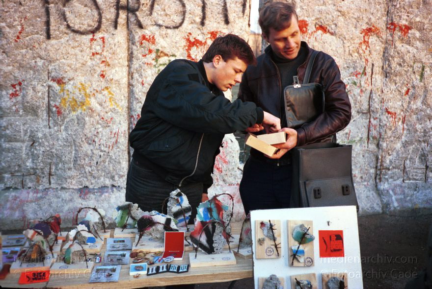Abriss eines Wachturms an der Berliner Mauer. Grenze der DDR
19. Februar 1990. Berlin. Mitte. Abbau eines Wachturms an der DDR Grenze beim Reichstag
Schlüsselwörter: Berlin;berlin wall;Berliner Mauer;DDR;DDR Grenze;Deutsche Demokratische Republik;Deutschland;GDR;Germany;Grenze;iron curtain;Mauer;Mitte;Ostberlin;Ostzone;1990;Tiergarten