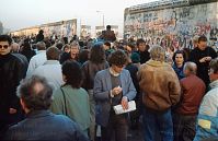 Dateiname=Berliner-Mauer-Potsdamer-Platz-19891113-20.jpg
Dateigröße=193KB
Abmessungen: 880x568
hinzugefügt am: 04. Januar 2016 Berliner-Mauer-Potsdamer-Platz-19891113-20.jpg