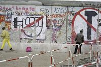 Dateiname=Berliner-Mauer-Potsdamer-Platz-19900103-058.jpg
Dateigröße=256KB
Abmessungen: 880x581
hinzugefügt am: 04. Januar 2016 Berliner-Mauer-Potsdamer-Platz-19900103-058.jpg
