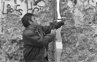 Dateiname=Berliner-Mauer-Potsdamer-Platz-19900103-060.jpg
Dateigröße=209KB
Abmessungen: 880x569
hinzugefügt am: 04. Januar 2016 Berliner-Mauer-Potsdamer-Platz-19900103-060.jpg