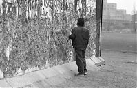 Dateiname=Berliner-Mauer-Potsdamer-Platz-19900103-062.jpg
Dateigröße=212KB
Abmessungen: 880x570
hinzugefügt am: 04. Januar 2016 Berliner-Mauer-Potsdamer-Platz-19900103-062.jpg