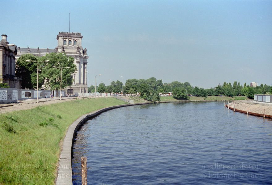 Berlin. Fluss Spree. Reichstag
30. 5. 1990. Berlin. Mitte. Fluss Spree. Reichstag. Reste der Berliner Mauer. DDR Grenze
Schlüsselwörter: Berlin;Berliner Mauer;DDR;Fluss;Mitte;Reichstag;1990;Spree