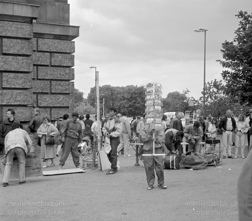 Berlin. Beim Reichtag
27. 5. 1990. Berlin. Mitte. Beim Reichtag.
Schlüsselwörter: Berlin;berlin wall;Berliner Mauer;DDR;Germany;Grenze;Mitte;Ostberlin;Reichstag;1990;Tiergarten