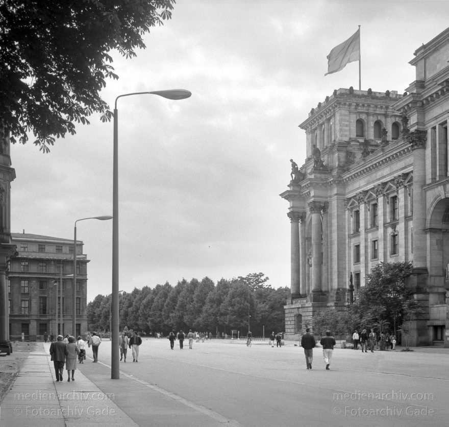 Berlin. Beim Reichstag
27. 5. 1990. Berlin. Mitte. Beim Reichstagsgebäude.
Schlüsselwörter: Berlin;berlin wall;Berliner Mauer;DDR;Germany;Grenze;Mitte;Ostberlin;Reichstag;1990;Tiergarten