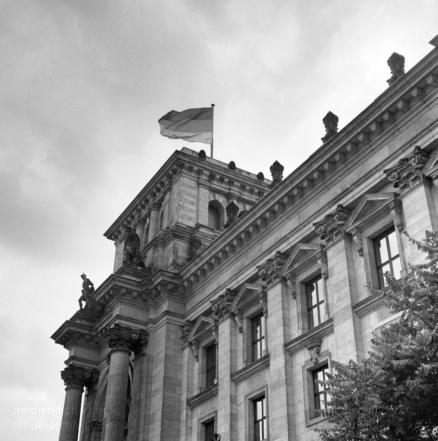 Berlin. Tiergarten. Reichstagsgebäude
27. 5. 1990. Berlin. Mitte. Tiergarten. Reichstagsgebäude
Schlüsselwörter: Berlin;berlin wall;Berliner Mauer;DDR;Germany;Grenze;Mitte;Ostberlin;Reichstag;1990;Tiergarten