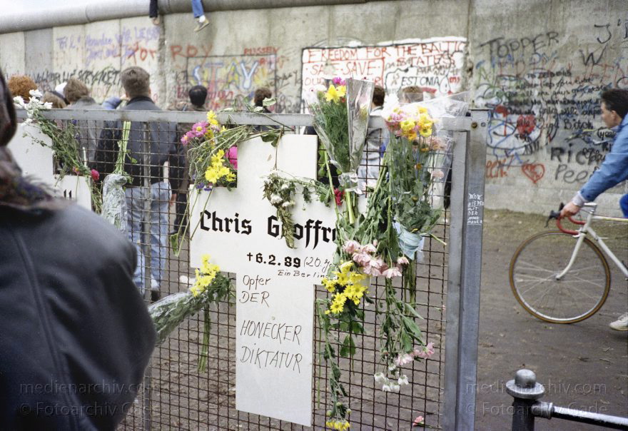 Berlin. Gedenkkreuze für die Toten von der Berliner Mauer.
14. 11. 1989. Berlin. Gedenkkreuze für die Toten von der DDR Grenze bei der Berliner Mauer. Sie befanden sich in der Nähe des Reichstags dicht am Ufer der Spree
Schlüsselwörter: Berlin;berlin wall;Berliner Mauer;DDR;GDR;Gedenkkreuze;Germany;Grenze;Mitte;Ostberlin;1989;Tiergarten