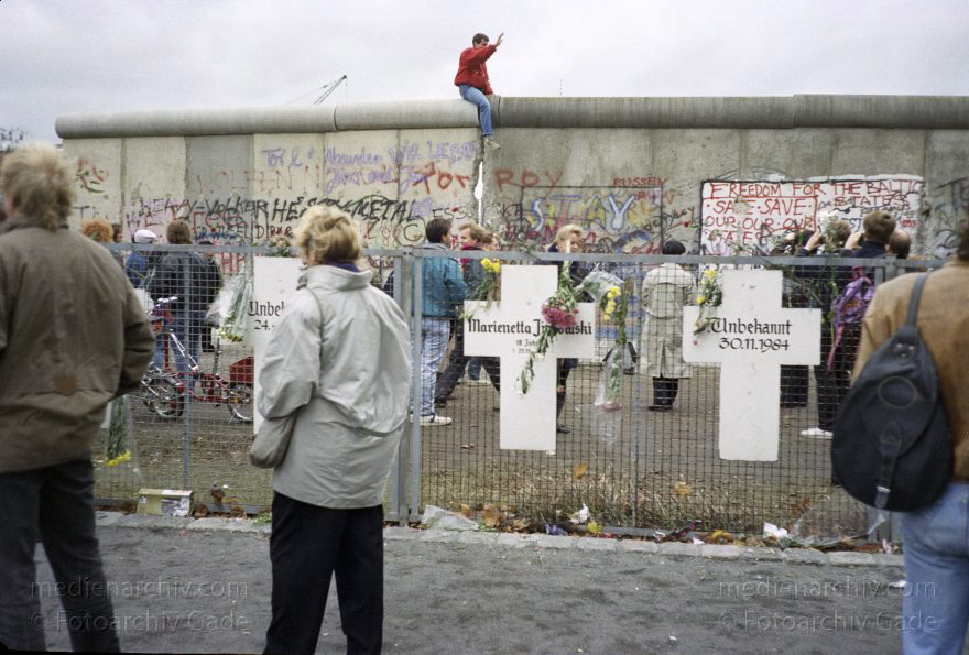 Berlin. Gedenkkreuze für die Toten von der Berliner Mauer.
14. 11. 1989. Berlin. Gedenkkreuze für die Toten von der DDR Grenze bei der Berliner Mauer. Sie befanden sich in der Nähe des Reichstags dicht am Ufer der Spree
Schlüsselwörter: Berlin;berlin wall;Berliner Mauer;DDR;GDR;Gedenkkreuze;Germany;Grenze;Mitte;Ostberlin;1989;Tiergarten