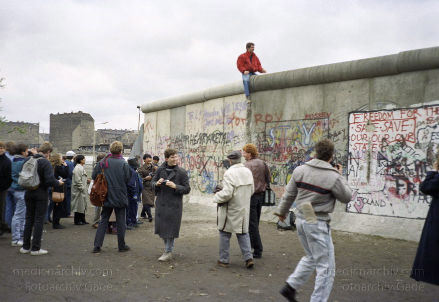 Berlin. Berliner Mauer an der Spree.
14. 11. 1989. Berlin. Berliner Mauer in der Nähe des Reichstags dicht am Ufer der Spree. DDR Grenze
Schlüsselwörter: Berlin;berlin wall;Berliner Mauer;DDR;GDR;Gedenkkreuze;Germany;Grenze;Mitte;Ostberlin;1989;Tiergarten
