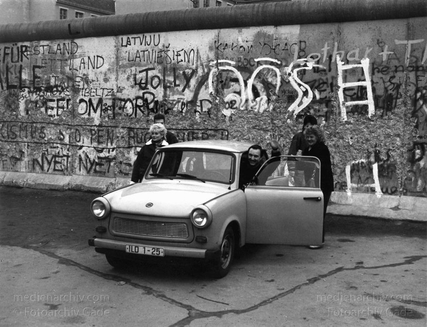 Berliner Mauer am Brandenburger Tor. DDR-Grenze
20. 12. 1990. Berlin. Mitte. Berliner Mauer am Brandenburger Tor
Schlüsselwörter: Berlin;berlin wall;Berliner Mauer;DDR;DDR Grenze;Deutsche Demokratische Republik;Deutschland;GDR;Germany;Grenze;iron curtain;Mauer;Mitte;Ostberlin;1989;Ostzone
