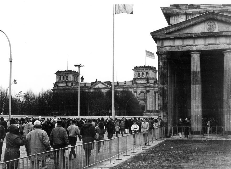 Berliner Mauer - Grenze der DDR
23.12.1989. Deutschland. Berlin. Weihnachten. Die Heilsarmee schmückt die Mauer vor dem Brandenburger Tor nach der Maueröffnung
Schlüsselwörter: Berlin;berlin wall;Berliner Mauer;DDR;DDR Grenze;Deutsche Demokratische Republik;Deutschland;GDR;Germany;Grenze;iron curtain;Mitte;Ostberlin;Ostzone;1989;Reichstag