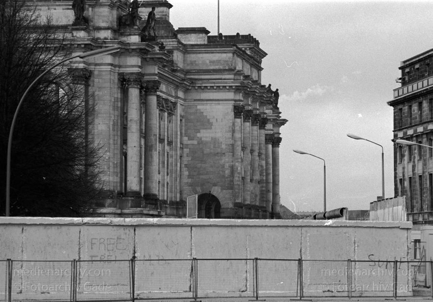 Berliner Mauer und Grenzstreifen in Berlin Mitte
18.01.1990 Todesstreifen und Mauerabschnitt in Mitte. Tiergarten.
Schlüsselwörter: Berlin;berlin wall;Berliner Mauer;DDR;DDR Grenze;Deutsche Demokratische Republik;Deutschland;GDR;Germany;Grenze;iron curtain;Januar;Mitte;Ostberlin;Ostzone;1990;Reichstag
