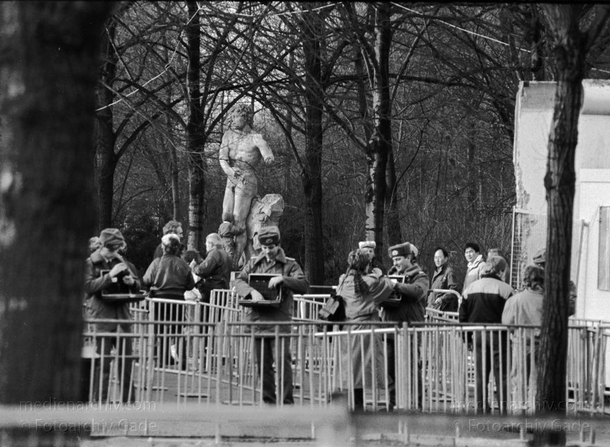 Berliner Mauer am Potsdamer Platz. DDR-Grenze
Öffnung der Berliner Mauer am Potsdamer Platz Berlin 1990
Schlüsselwörter: Berlin;berlin wall;Berliner Mauer;DDR;DDR Grenze;Deutsche Demokratische Republik;Deutschland;GDR;Germany;Grenze;iron curtain;Mitte;Ostberlin;Ostzone;1990;Tiergarten