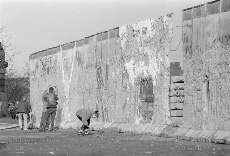 Mauerspechte an der Berliner Mauer. DDR-Grenze
19. 1. 1990. Berlin. Mitte. DDR. Berliner Mauer hinter dem Reichstag. Die Mauerspechte schlagen sich Brocken aus der Mauer. GDR. German Democratic Republic. Berlin wall. East German frontier.
Schlüsselwörter: Berlin;berlin wall;Berliner Mauer;DDR;DDR Grenze;Deutsche Demokratische Republik;Deutschland;East german frontier;GDR;German Democratic Republic;Germany;Grenze;iron curtain;Mauerspechte;Ostberlin;1990;Ostzone